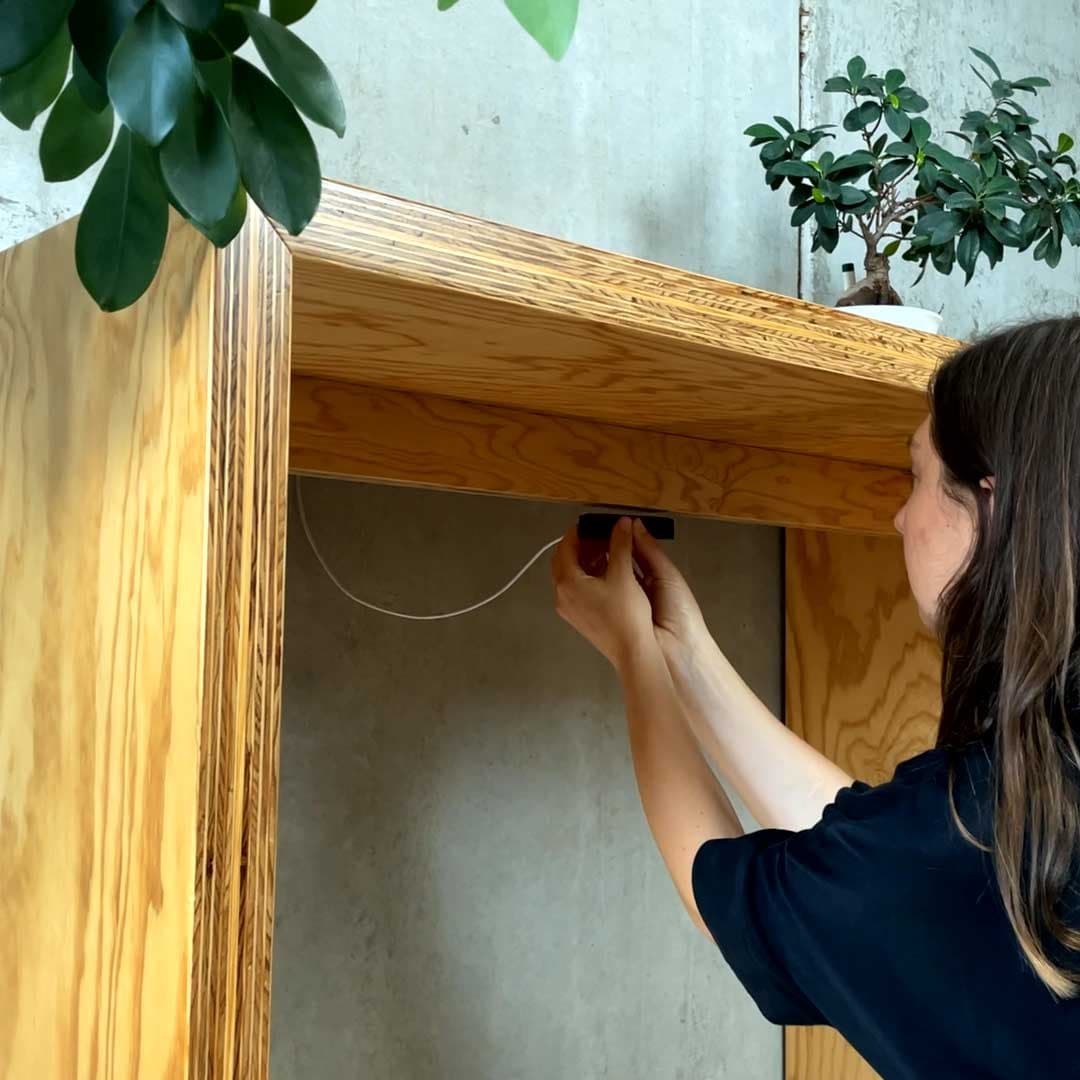 formigas Mitarbeiterin bringt eine Kamera an der Paketstation an