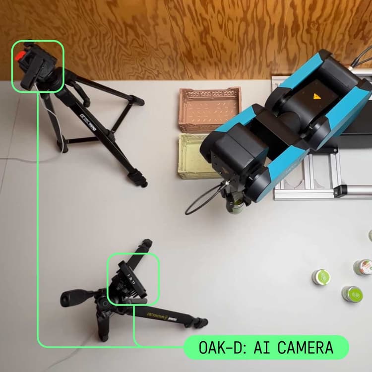 Foto der Edge AI Kamera und des Roboters für automatisierte Rototik
