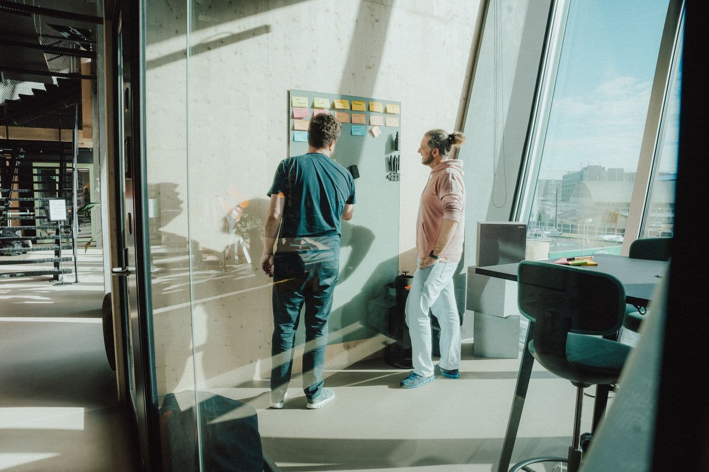 Zwei Mitarbeiter bei einem Workshop im formigas Office in Zuerich