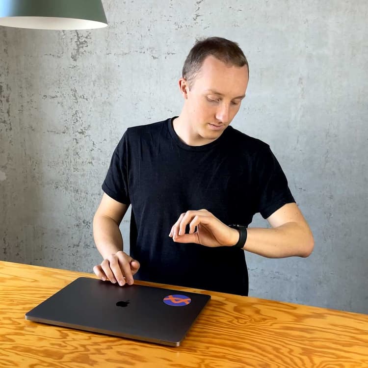 formigas Mitarbeiter schaut auf seine Apple Watch, die ihm Gesundheits-Tipps gibt