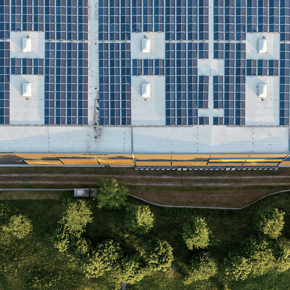 Ansicht von oben auf ein Dach mit Solarmodulen.